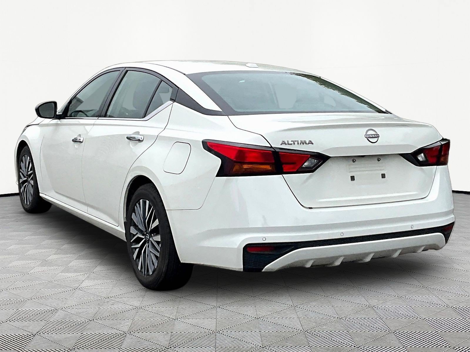Used 2025 Nissan Altima 2.5 SV FWD image 4