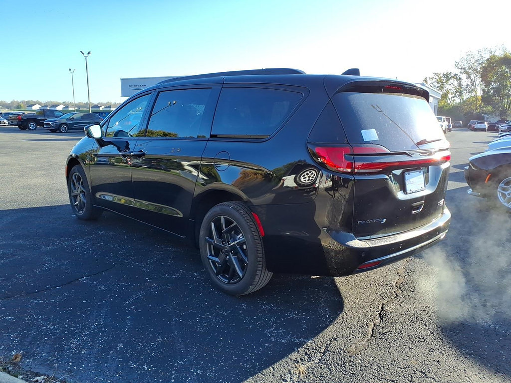New 2027 Chrysler Pacifica Limited w/ Family Tech Group AWD/4WD image 5
