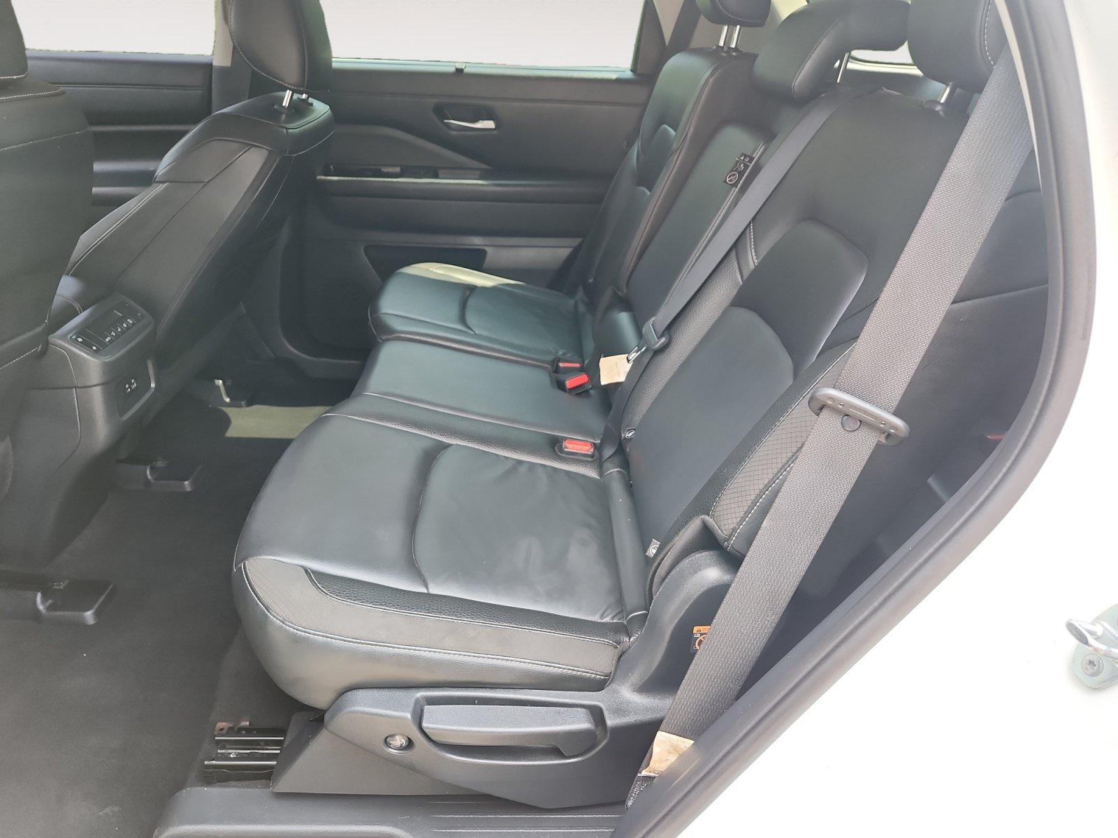 Used 2023 Nissan Pathfinder SL AWD/4WD image 13