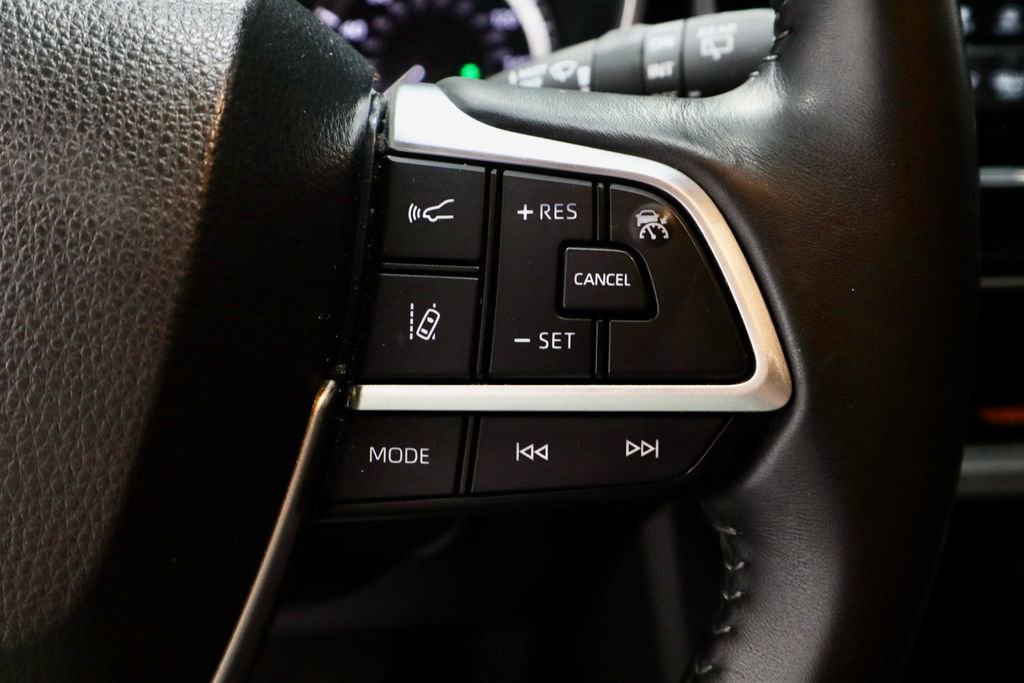 Used 2023 Toyota Highlander XLE AWD/4WD image 33
