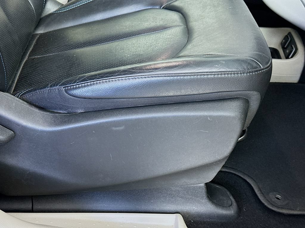 Used 2021 Chrysler Pacifica Touring-L FWD image 22