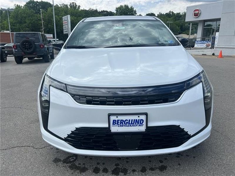 New 2027 Chrysler Pacifica Select FWD image 2