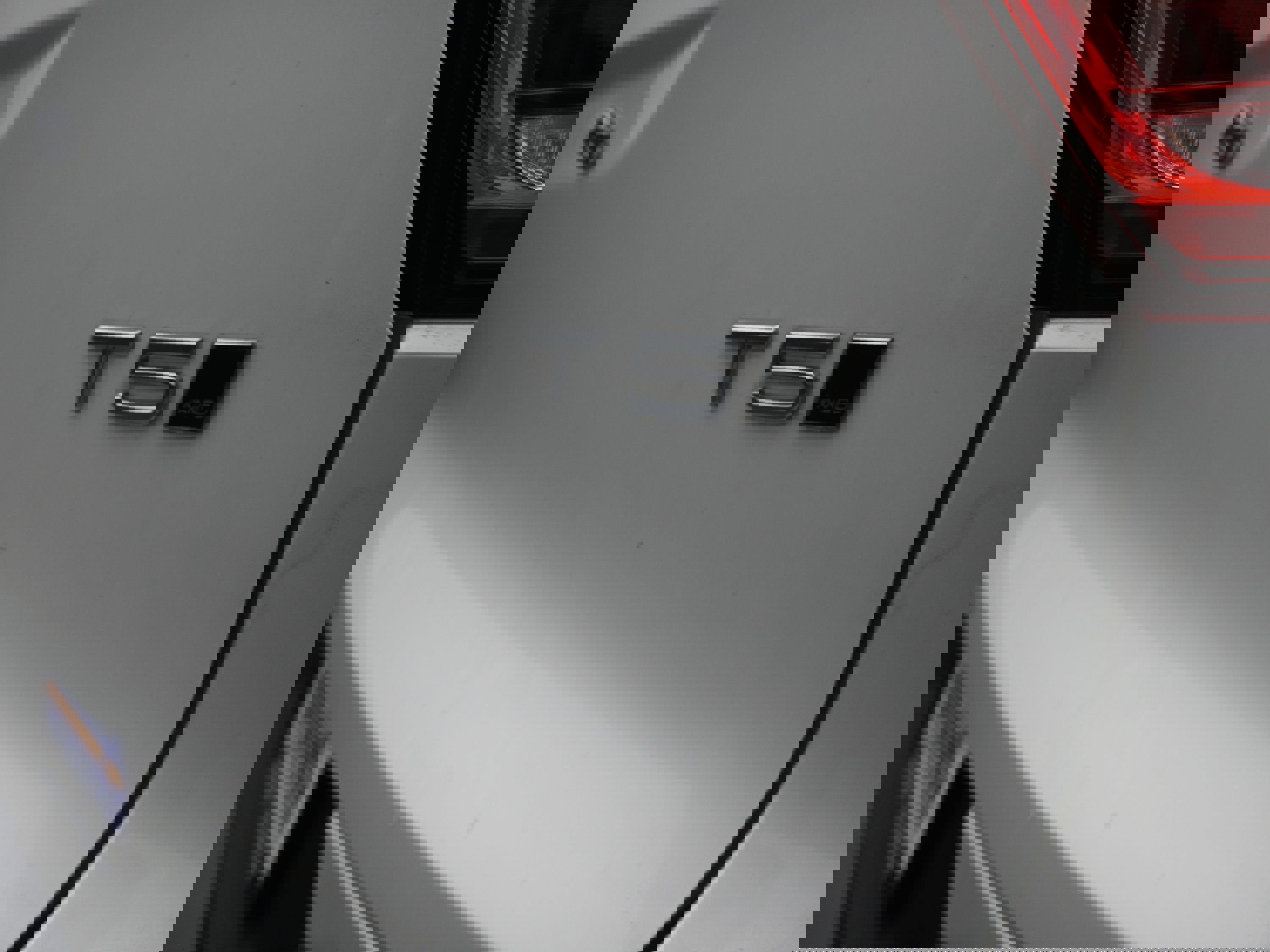 Used 2022 Volvo XC40 T5 R-Design image 32