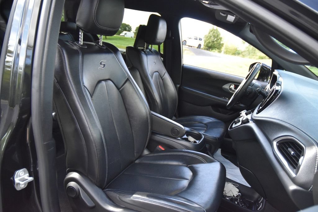 Used 2021 Chrysler Pacifica Touring-L w/ Uconnect Theater Family Group FWD image 35