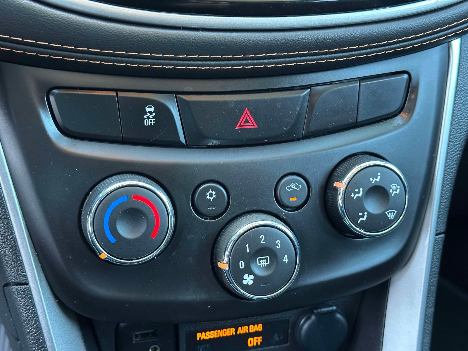 Used 2022 Chevrolet Trax LT w/ LT Convenience Package image 31