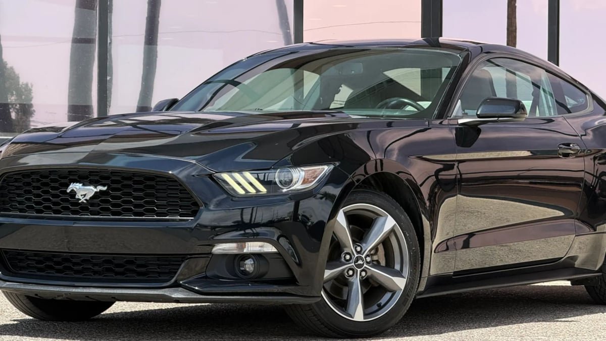 Used 2016 Ford Mustang Coupe RWD image 2