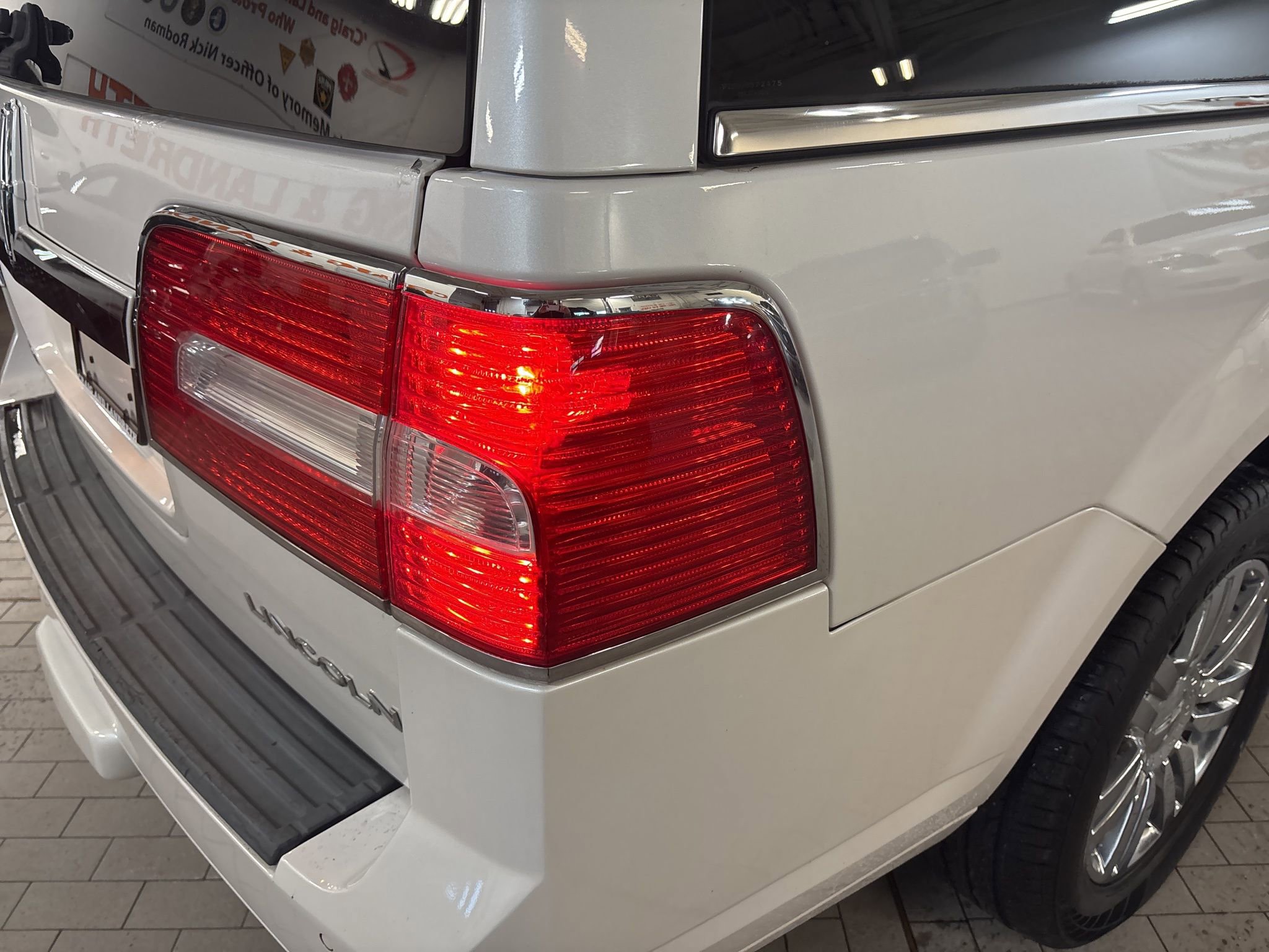 Used 2010 Lincoln Navigator L 4WD image 7