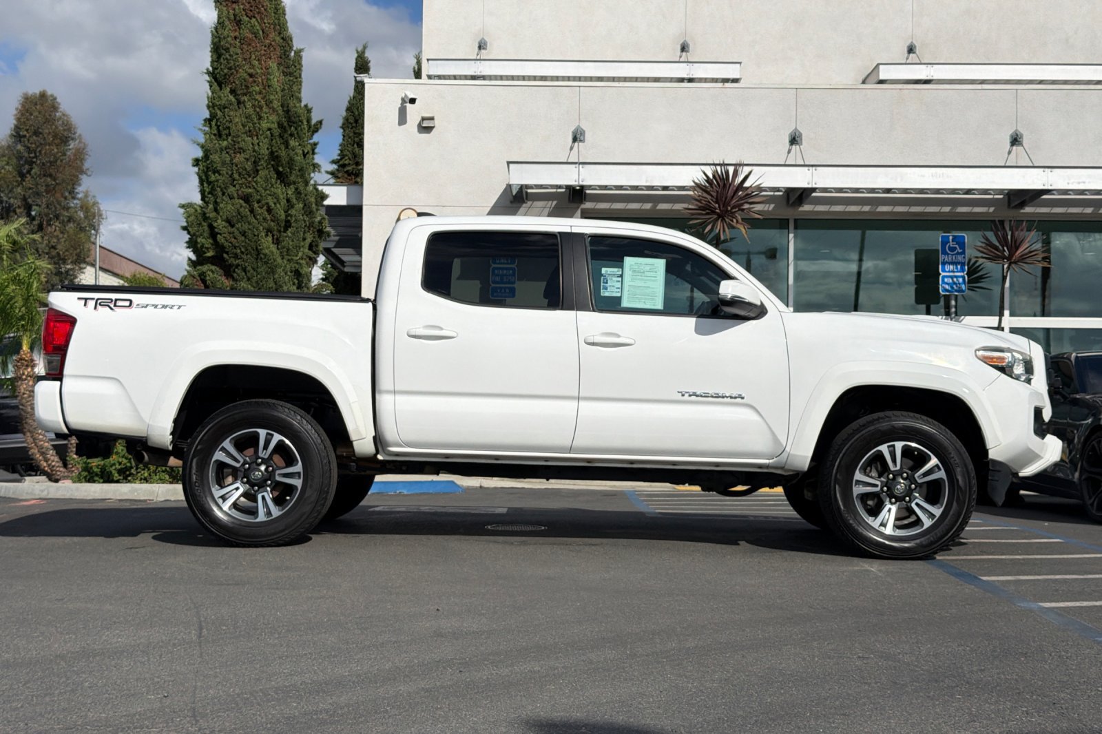 Used 2016 Toyota Tacoma TRD Sport w/ Premium & Technology Package RWD image 3