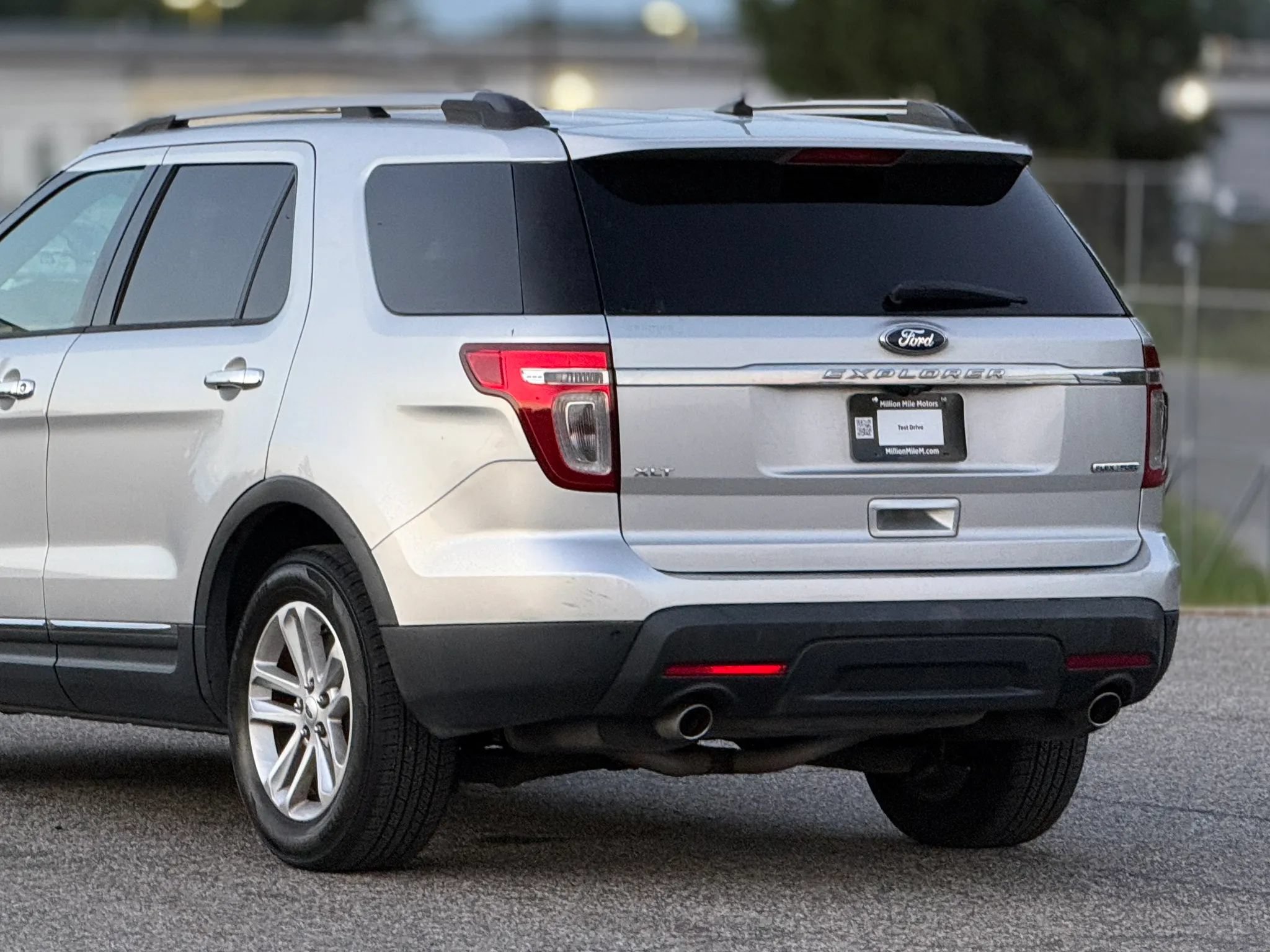 Used 2015 Ford Explorer XLT w/ Equipment Group 202A FWD image 16