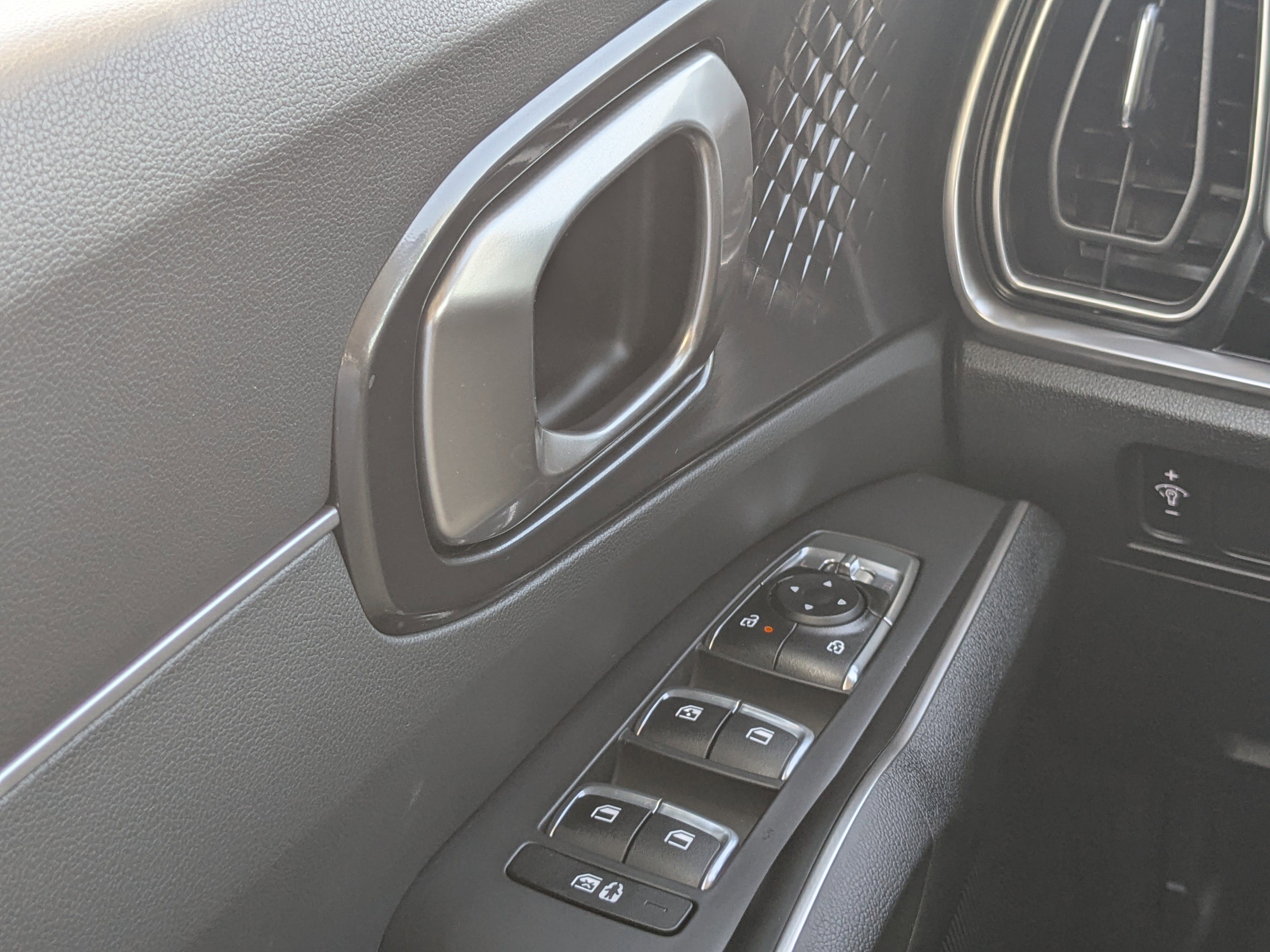 Certified 2025 Kia Sorento S image 40