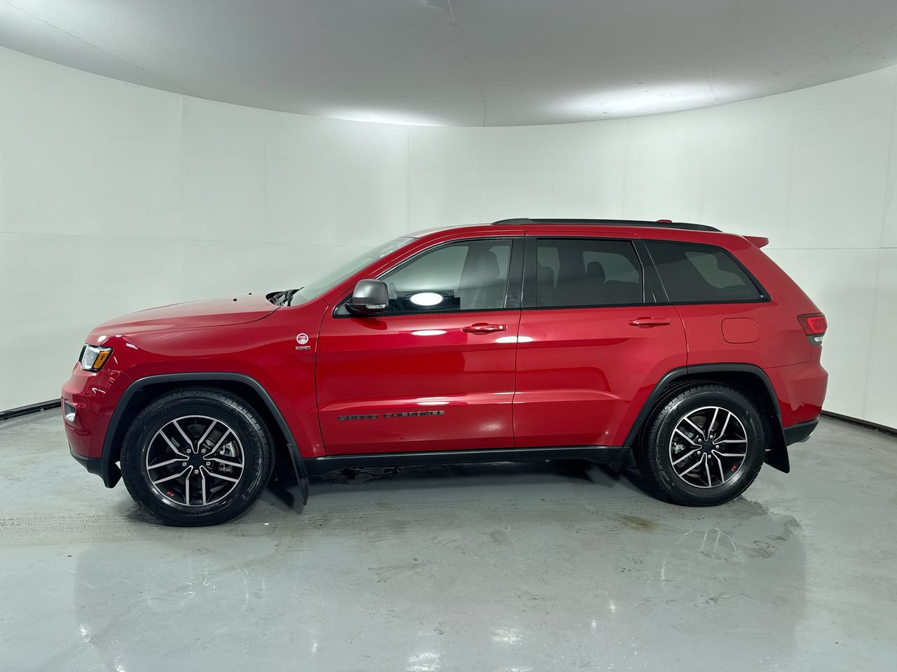 Used 2019 Jeep Grand Cherokee Trailhawk w/ Trailhawk Luxury Group AWD/4WD image 2