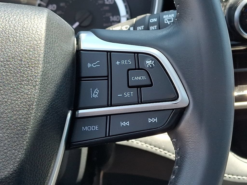 Used 2024 Toyota Highlander XLE AWD/4WD image 23