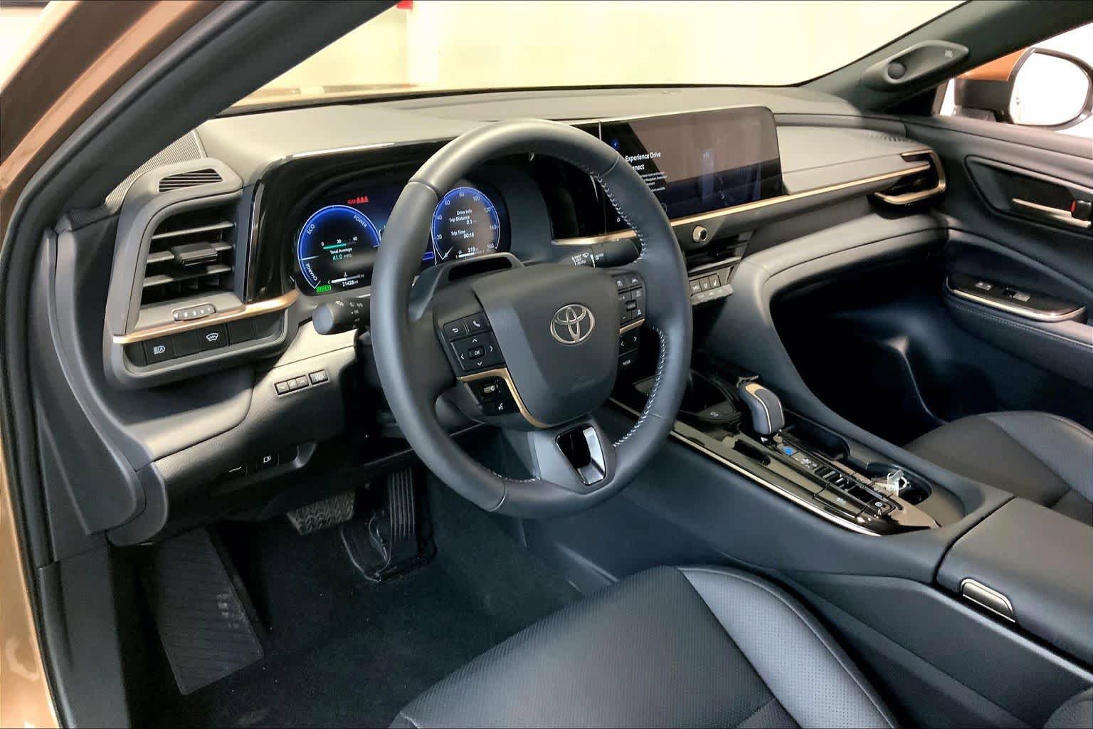 Used 2025 Toyota Crown Limited w/ Advanced Technology Package AWD/4WD image 17