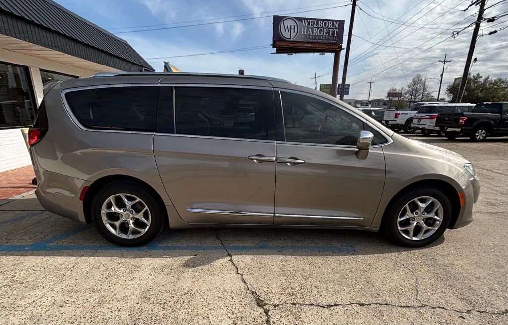 Used 2017 Chrysler Pacifica Limited image 4