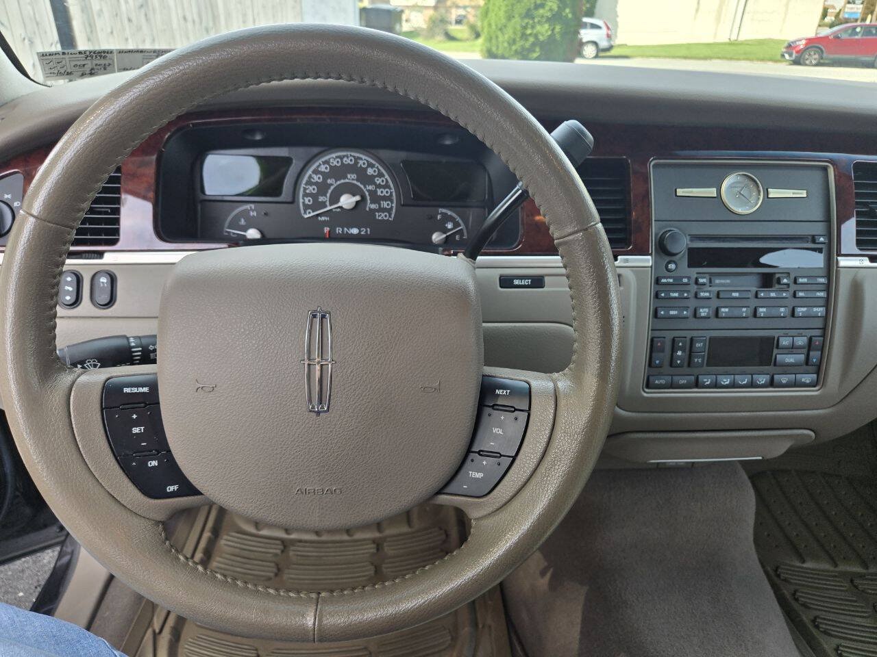 Used 2005 Lincoln Town Car Signature RWD image 17