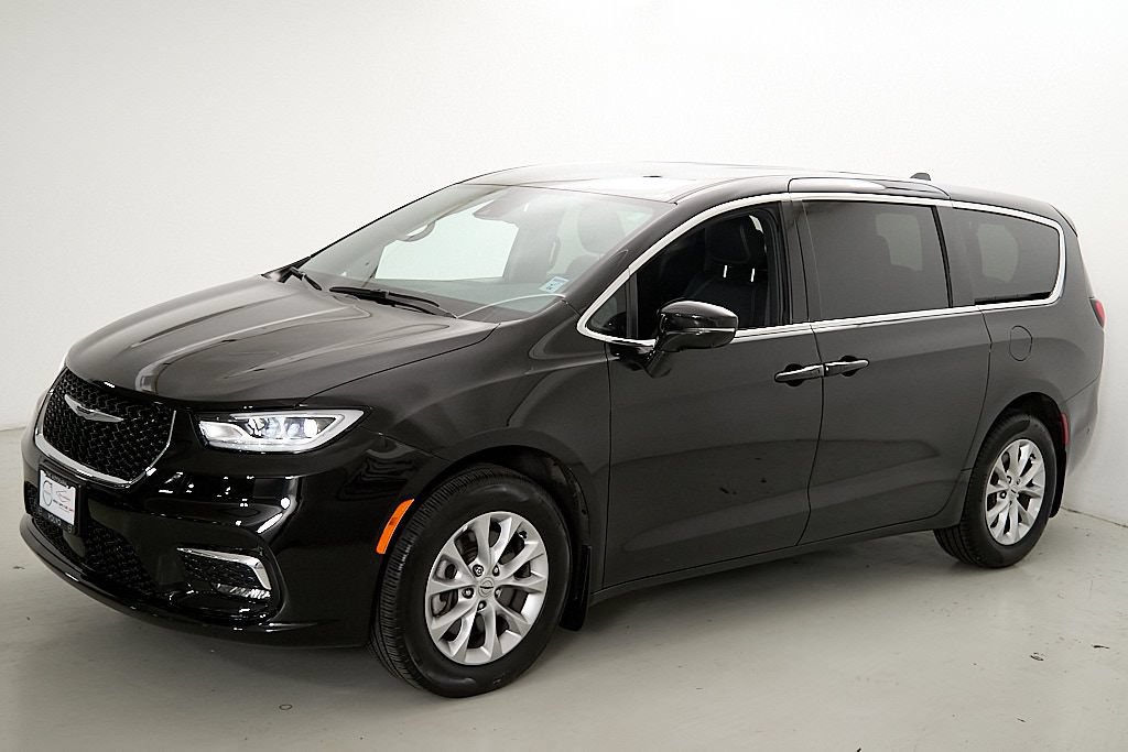 Used 2025 Chrysler Pacifica Select AWD/4WD image 6