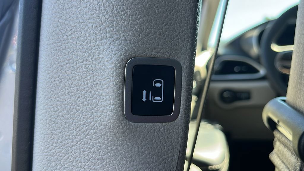 Used 2024 Chrysler Pacifica Touring-L image 37