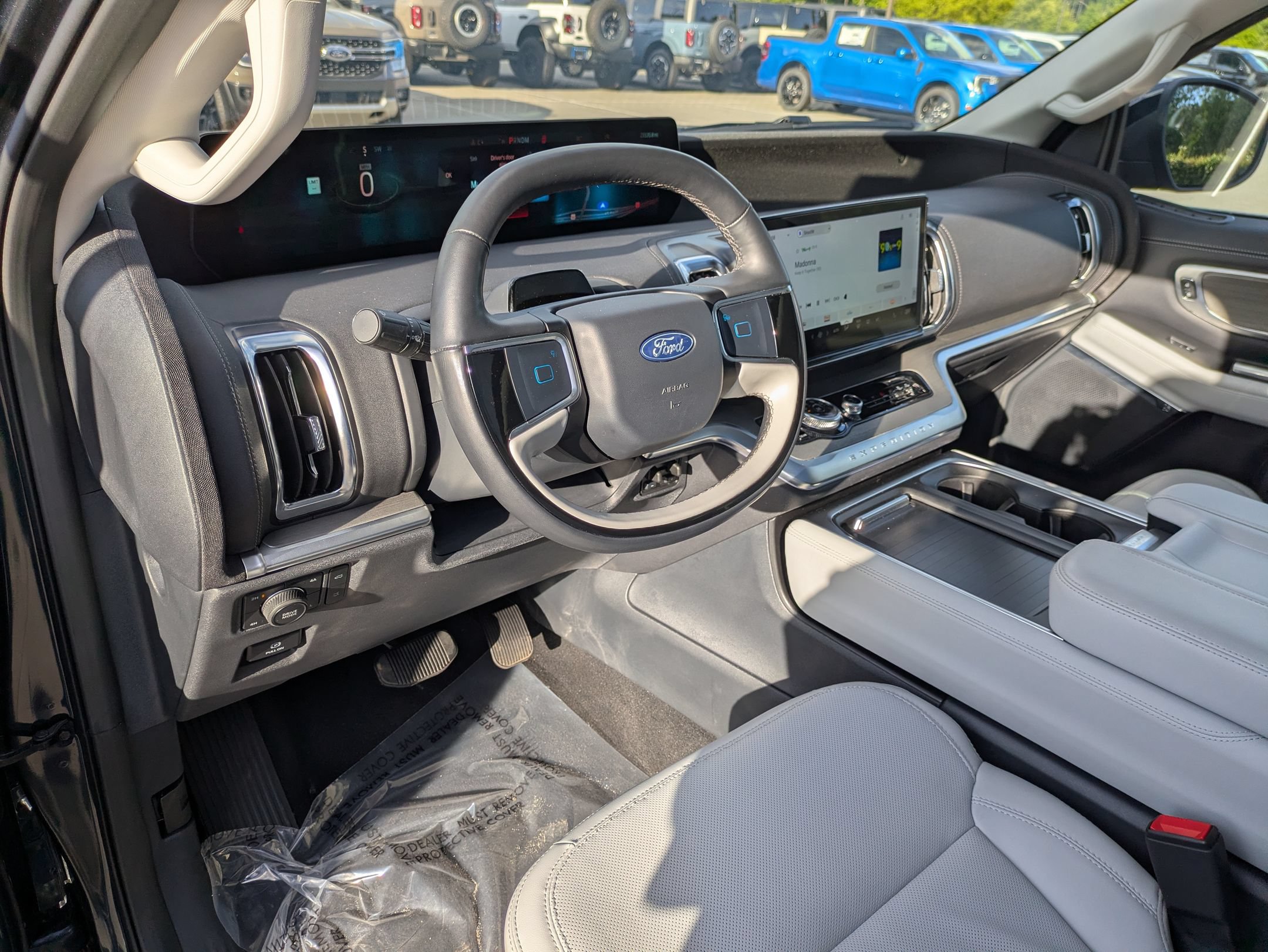Certified 2025 Ford Expedition Max Platinum w/ Driver's Package AWD/4WD image 14