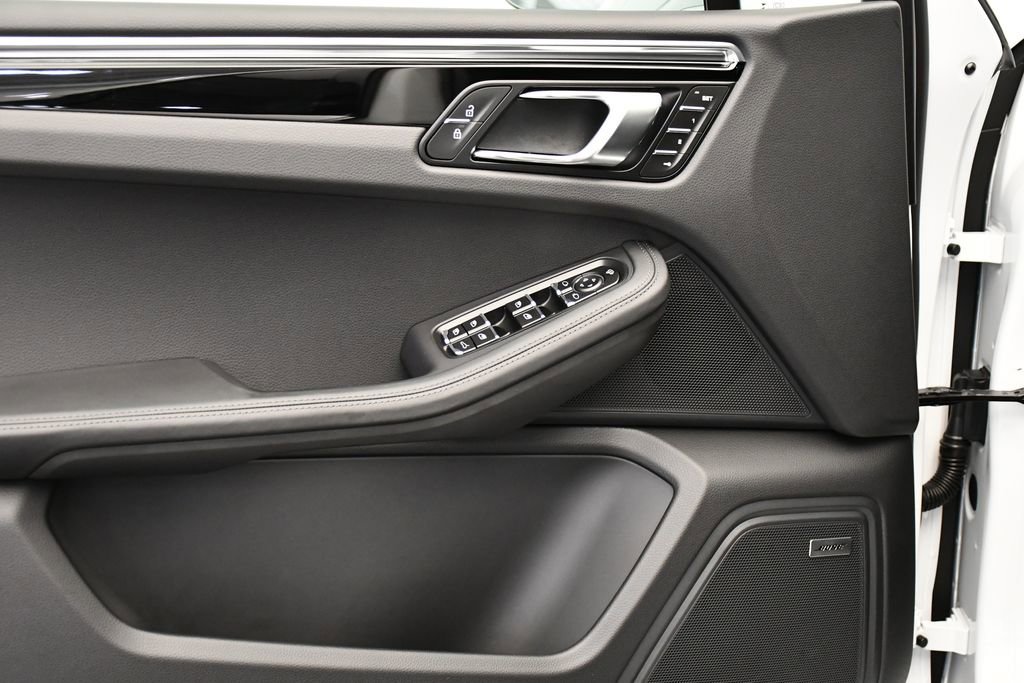 Used 2025 Porsche Macan image 36