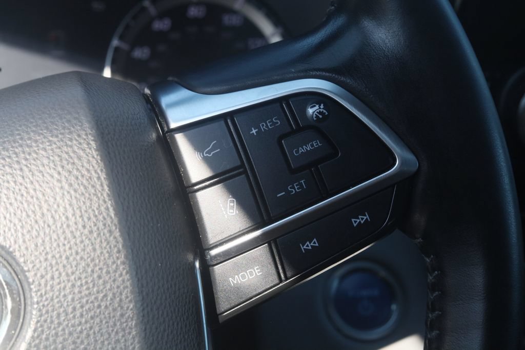 Used 2020 Toyota Highlander XLE AWD/4WD image 11