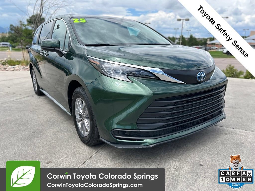 Used 2025 Toyota Sienna LE FWD image 1
