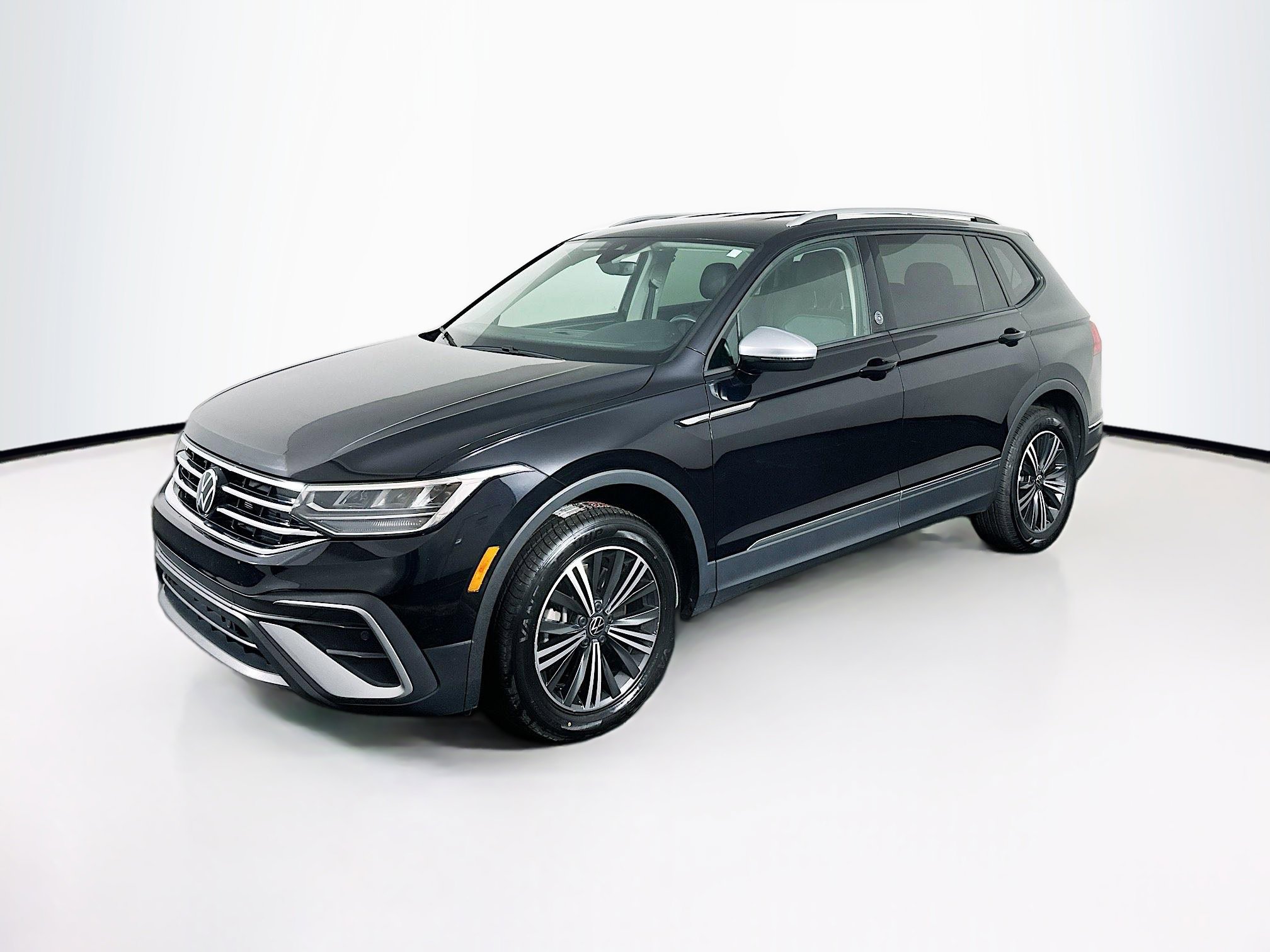 Used 2024 Volkswagen Tiguan SE image 3