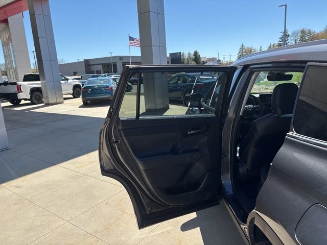 Used 2021 Toyota Highlander XLE AWD/4WD image 30