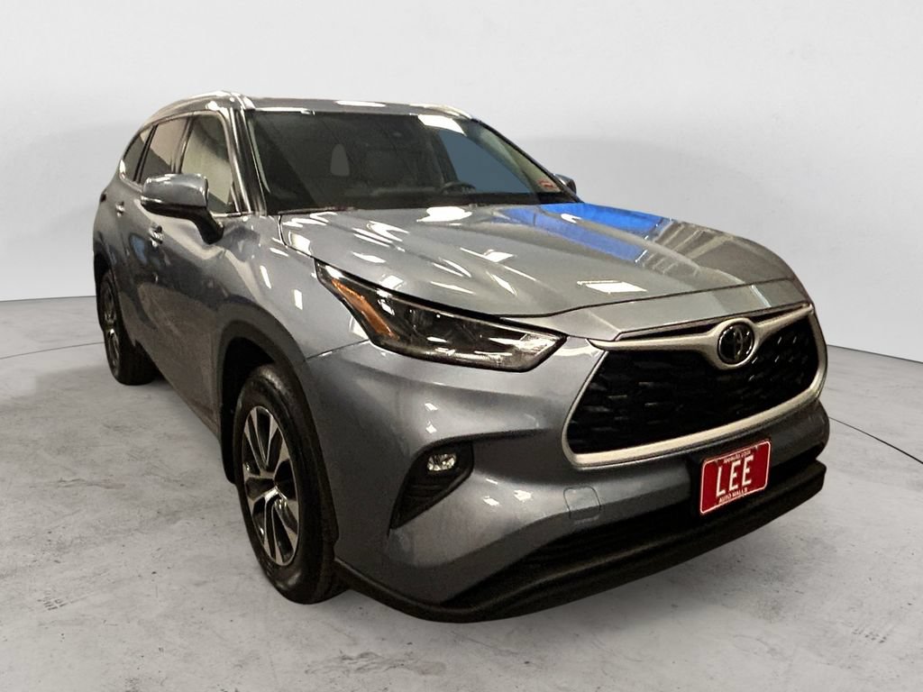 Used 2021 Toyota Highlander XLE AWD/4WD image 7