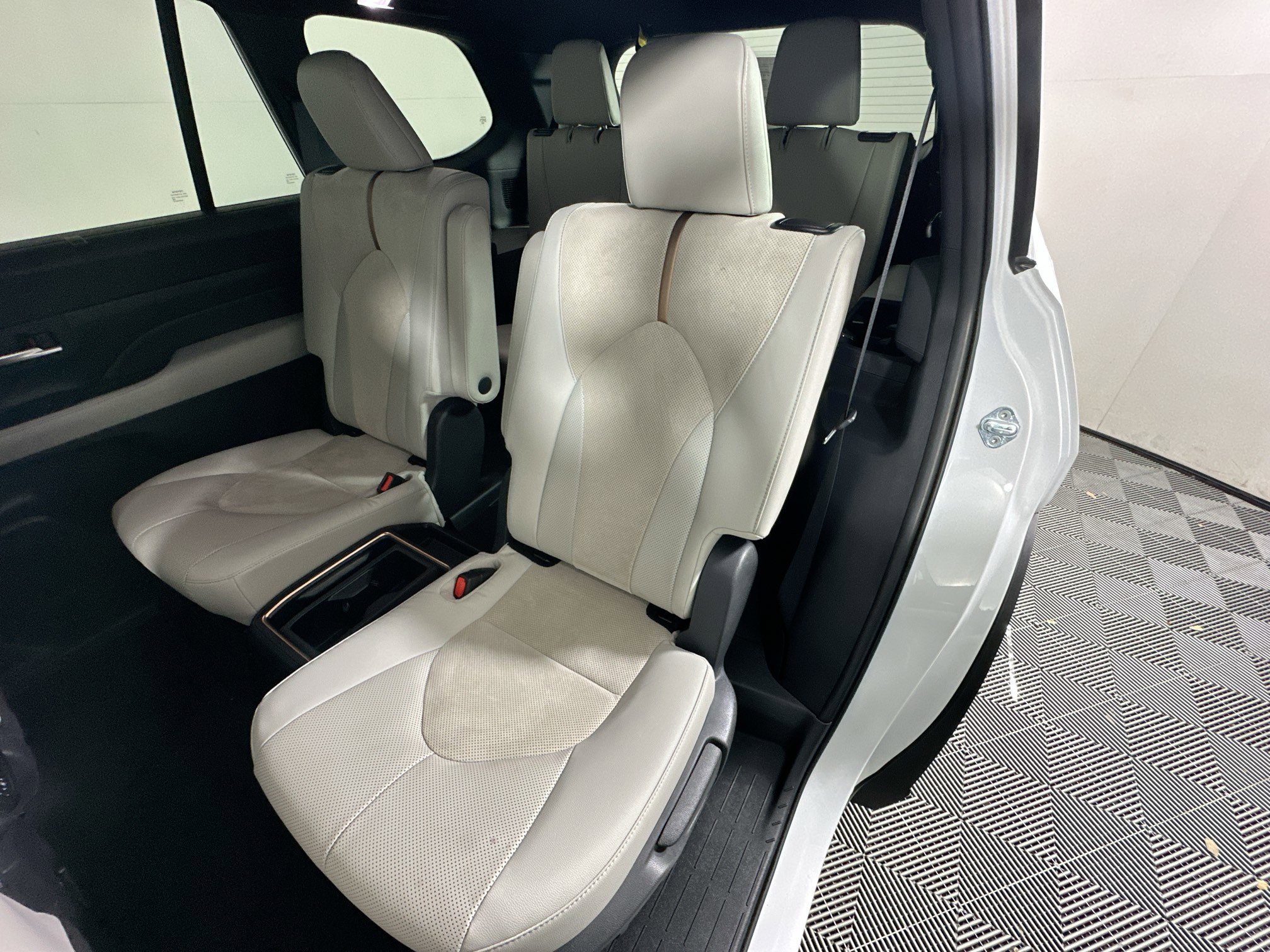 Used 2024 Toyota Grand Highlander AWD Hybrid image 26