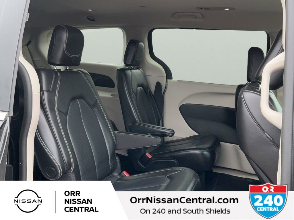 Used 2023 Chrysler Pacifica Touring-L FWD image 12
