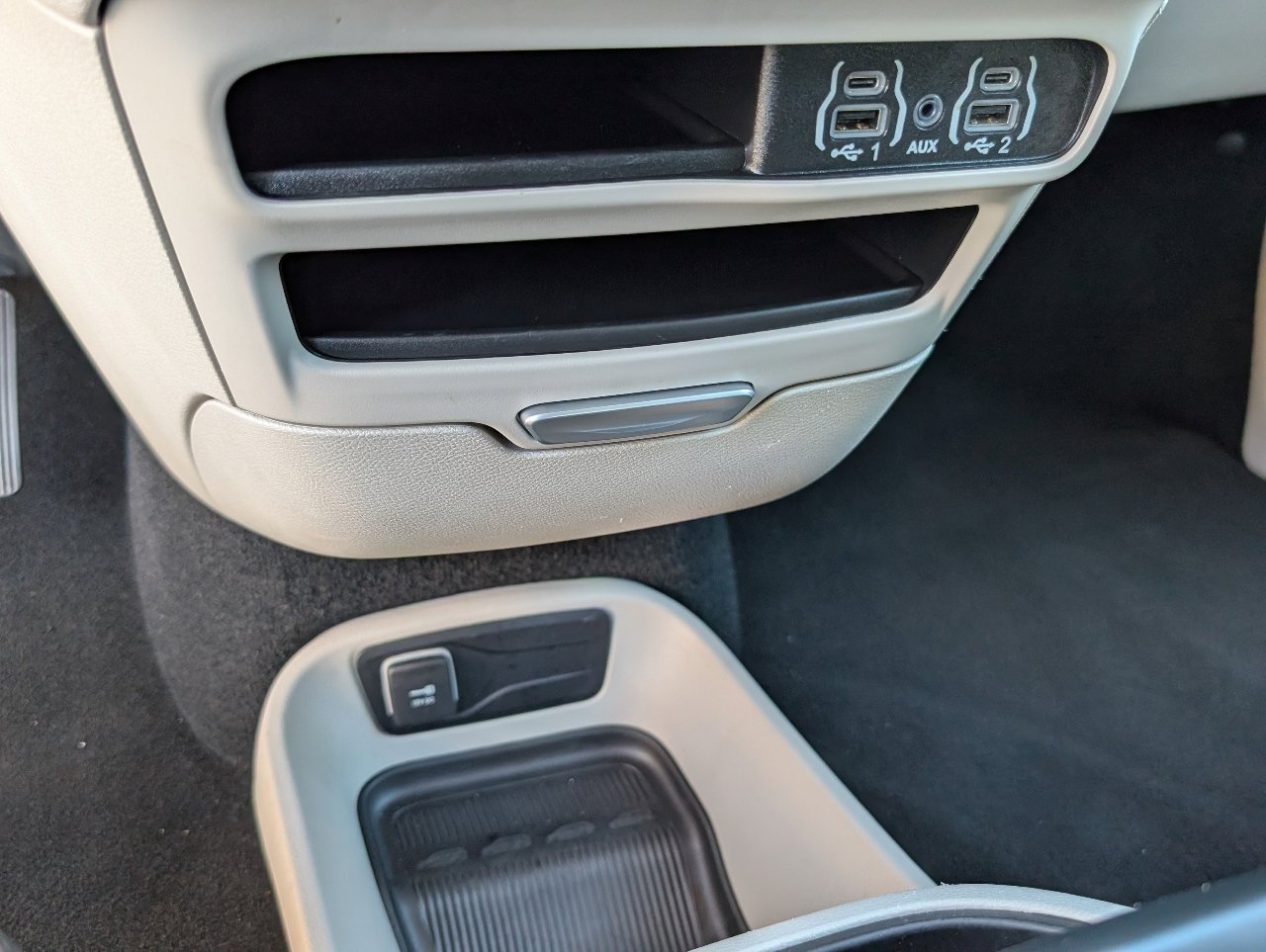 Used 2024 Chrysler Pacifica Touring-L image 16