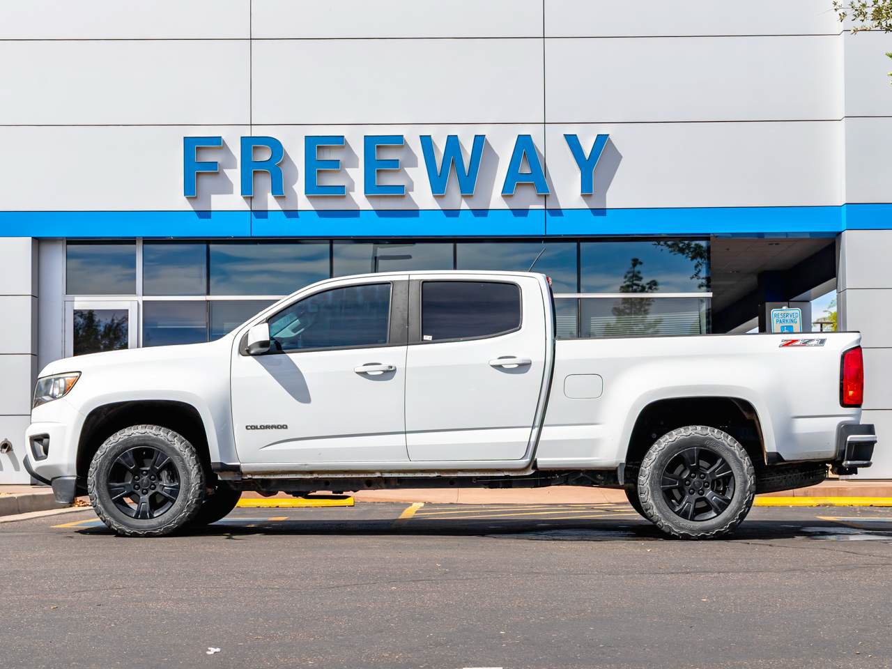 Used 2019 Chevrolet Colorado Z71 AWD/4WD image 2