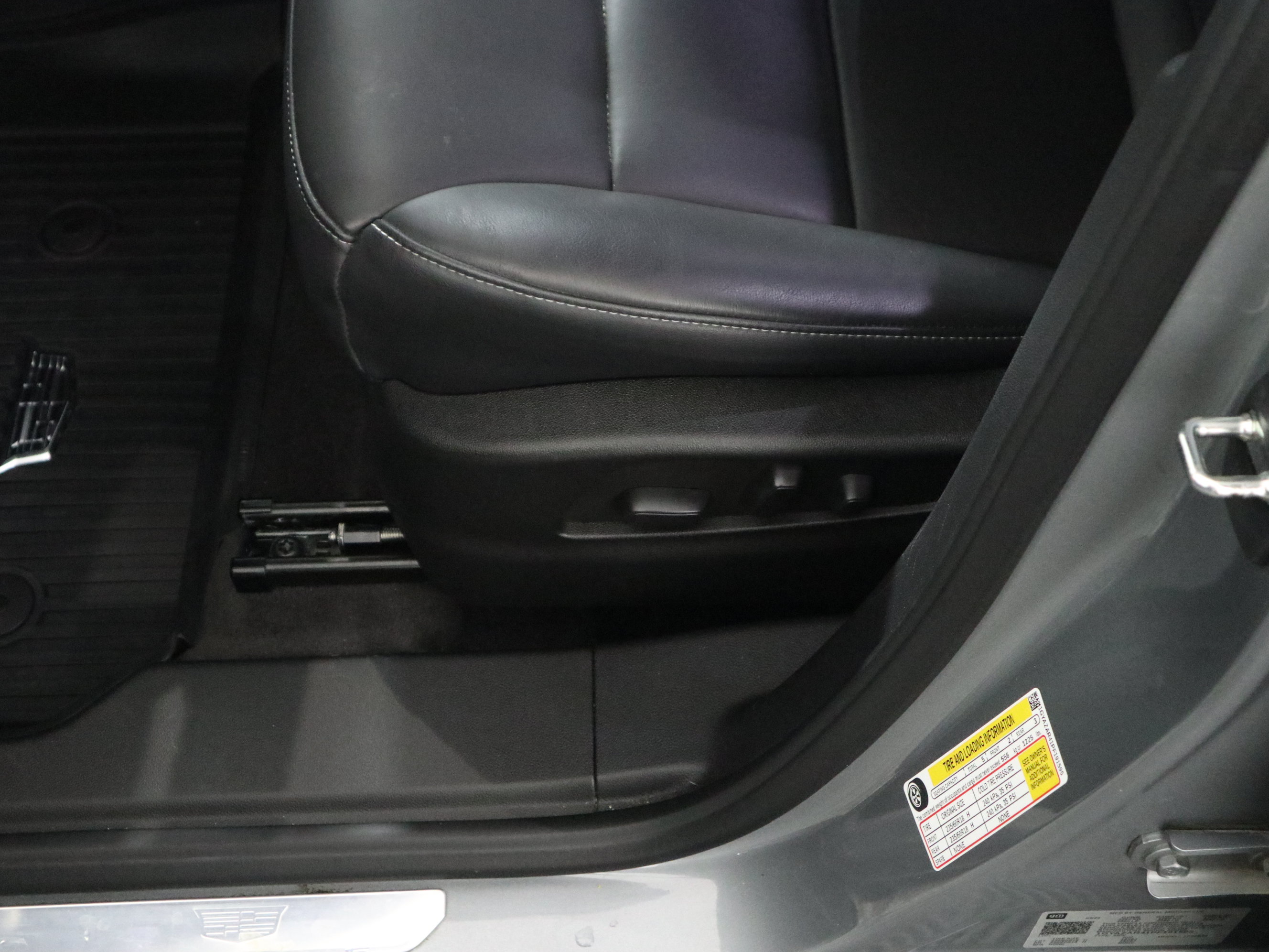 Used 2023 Cadillac XT4 Luxury w/ Cold Weather Package FWD image 22