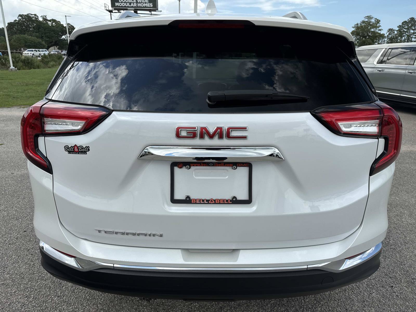 Used 2022 GMC Terrain SLT w/ LPO, Floor Liner Package FWD image 5