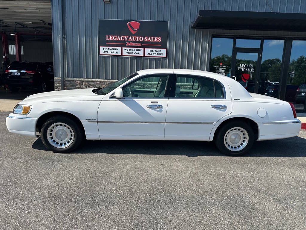 Used 2000 Lincoln Town Car Executive RWD image 2