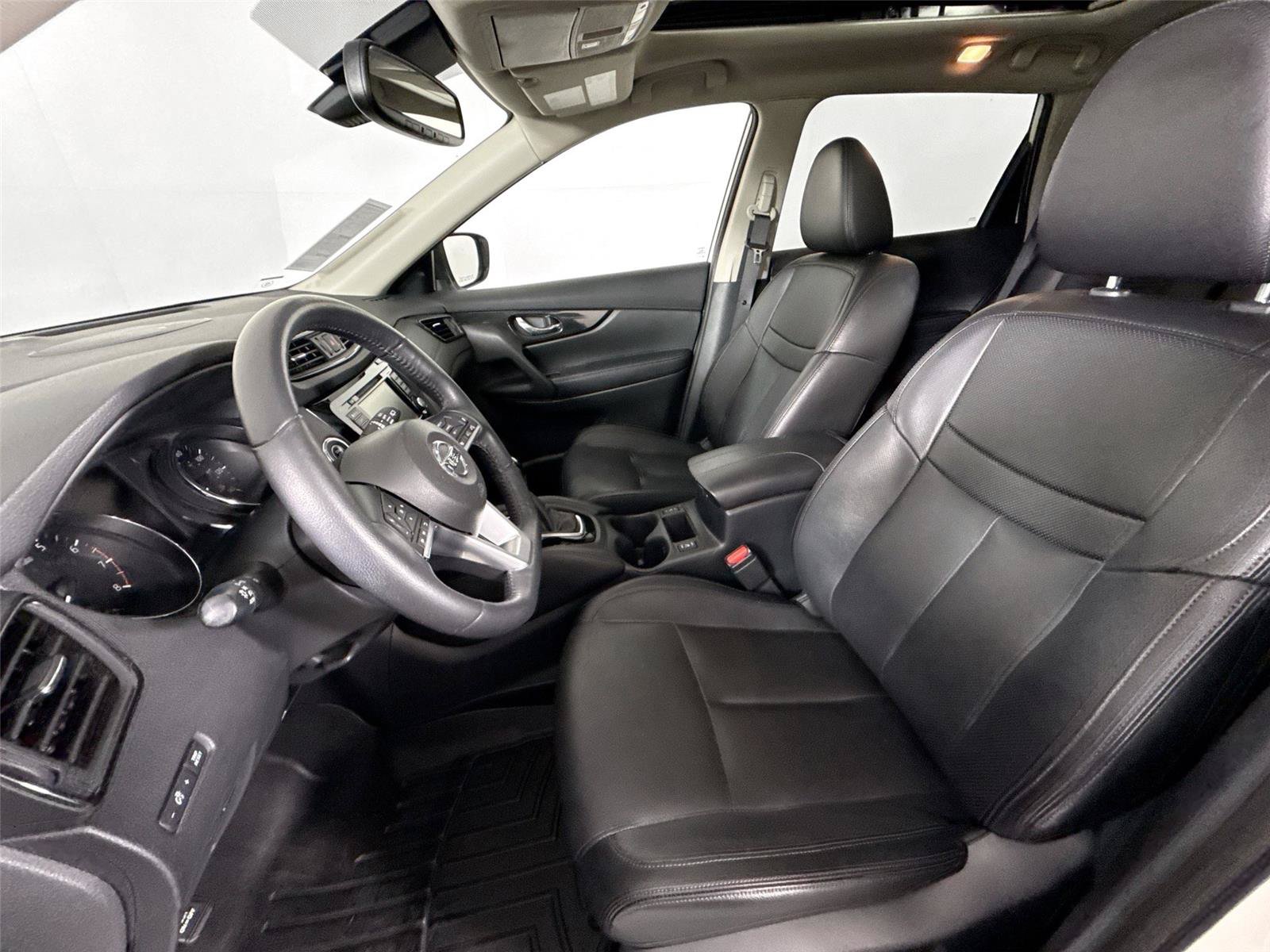 Used 2018 Nissan Rogue SL w/ Premium Package FWD image 3