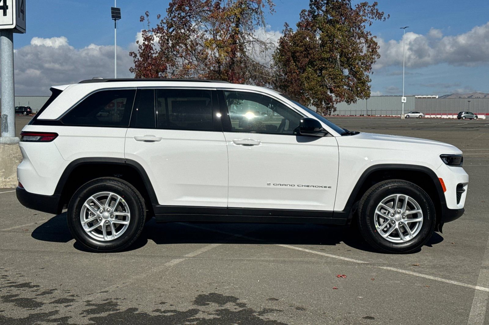 Used 2025 Jeep Grand Cherokee Laredo X image 2