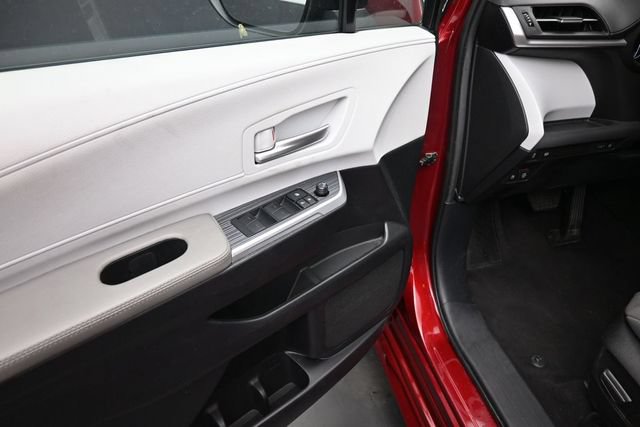 Used 2025 Toyota Sienna XLE FWD image 16