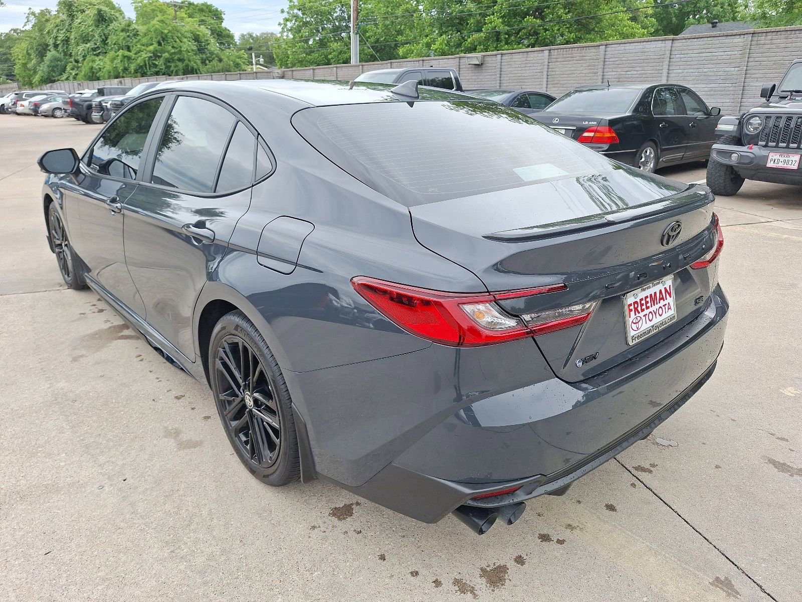 Used 2025 Toyota Camry SE FWD image 4