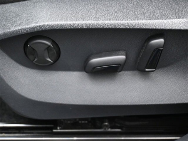 Certified 2025 Volkswagen Taos SE image 10