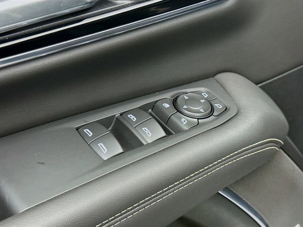 Used 2025 GMC Yukon XL Elevation AWD/4WD image 22