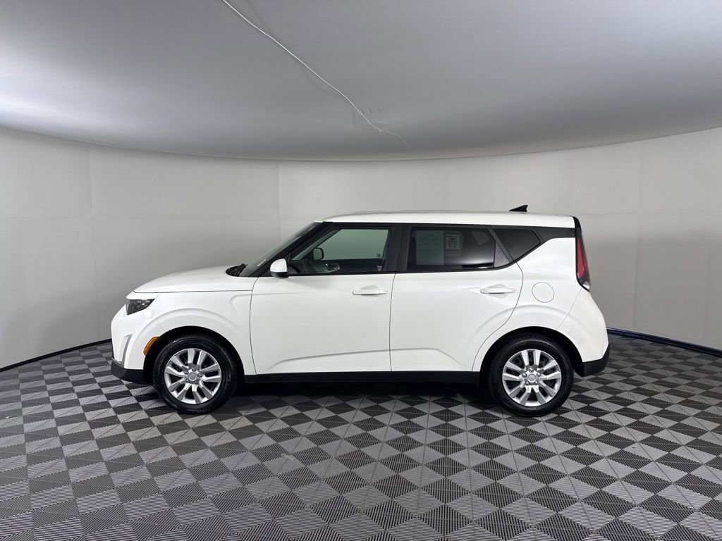 Used 2025 Kia Soul LX FWD image 2
