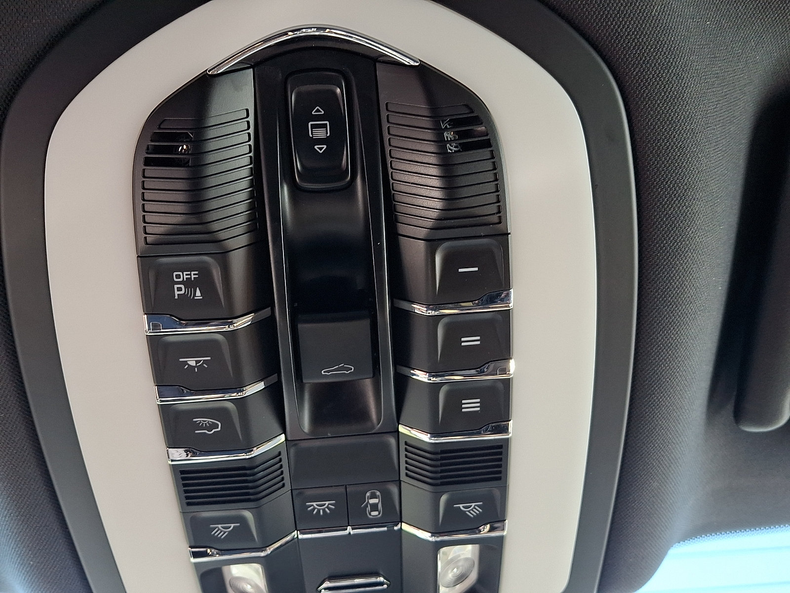 Used 2022 Porsche Macan AWD/4WD image 32