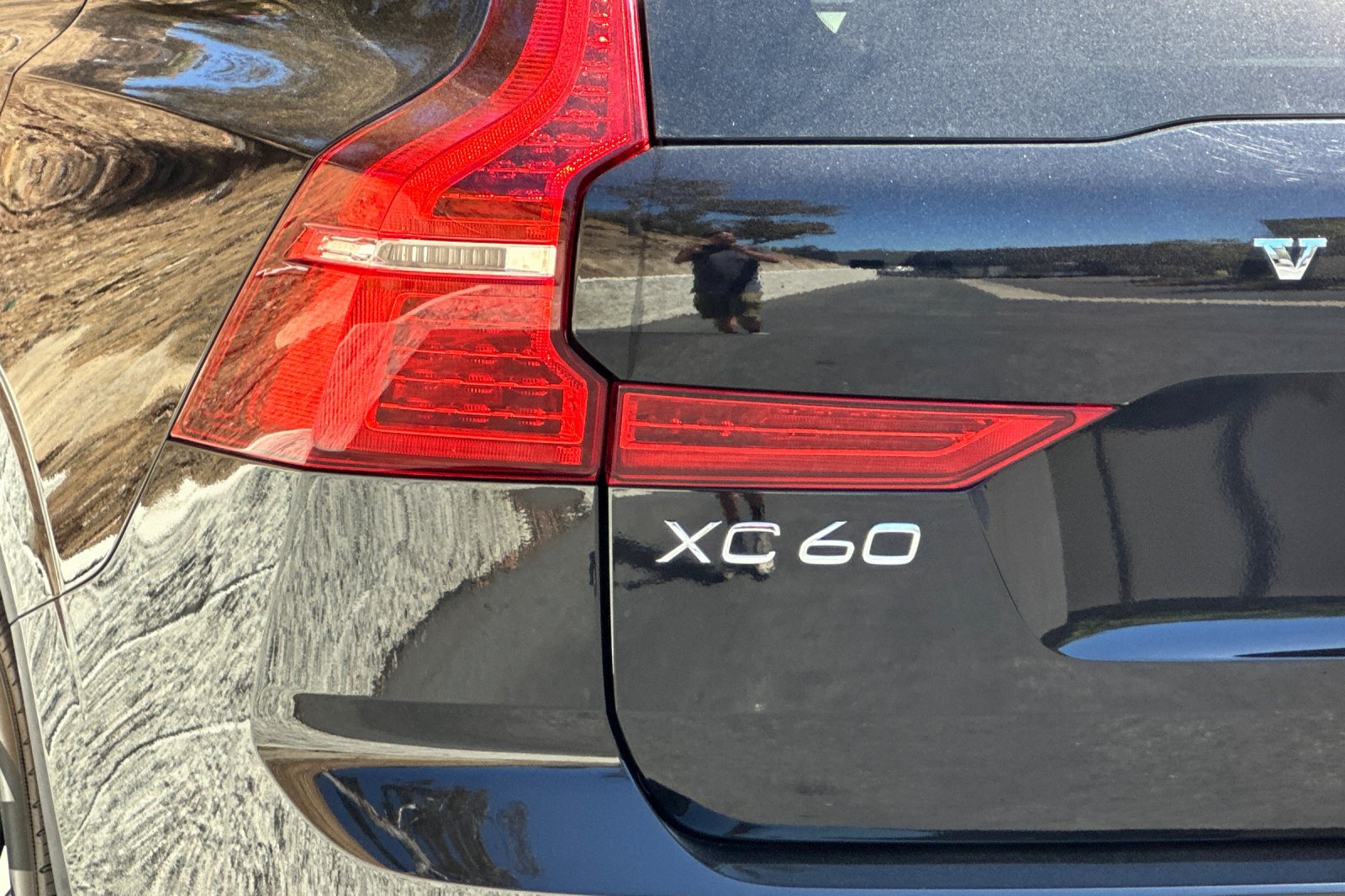Certified 2025 Volvo XC60 B5 Plus AWD/4WD image 34