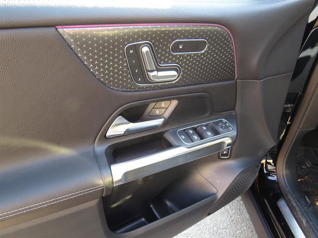 Used 2025 Mercedes-Benz GLB 250 4MATIC image 9
