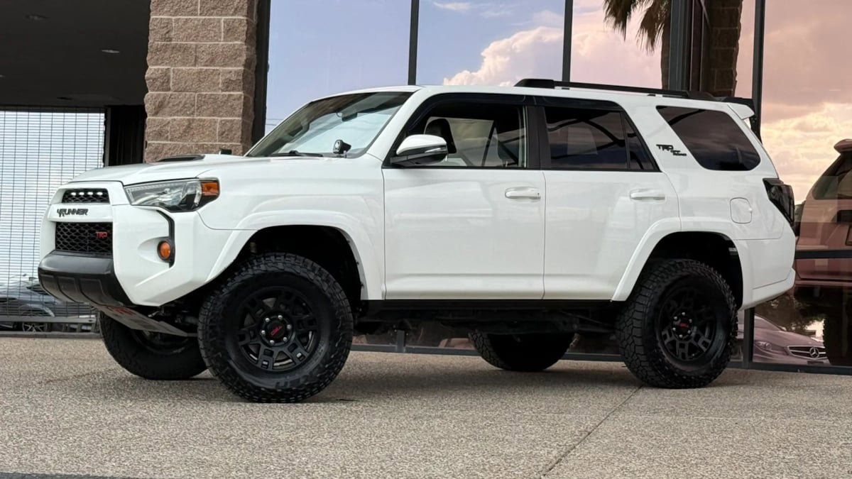 Used 2018 Toyota 4Runner TRD Off-Road Premium AWD/4WD image 3