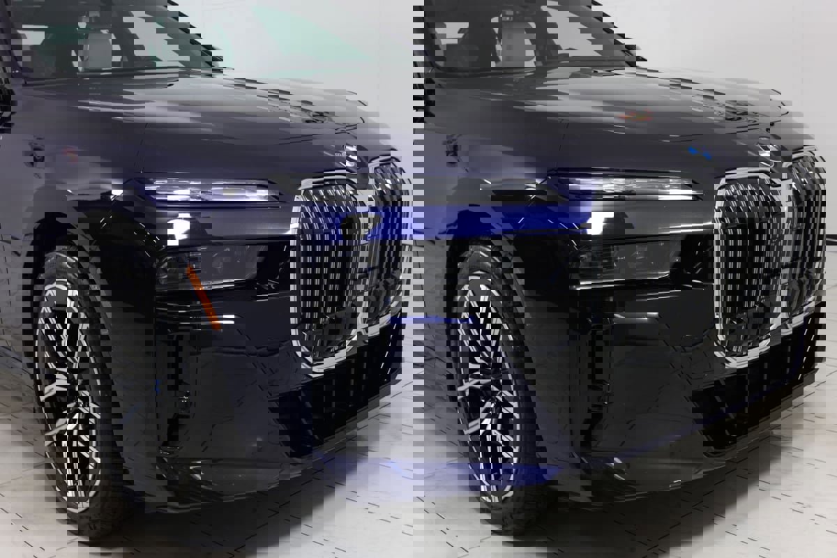 Used 2023 BMW 760i xDrive image 37