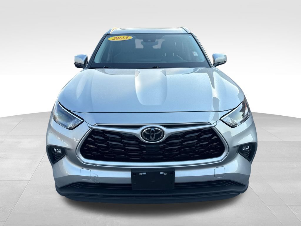 Used 2023 Toyota Highlander XLE AWD/4WD image 9