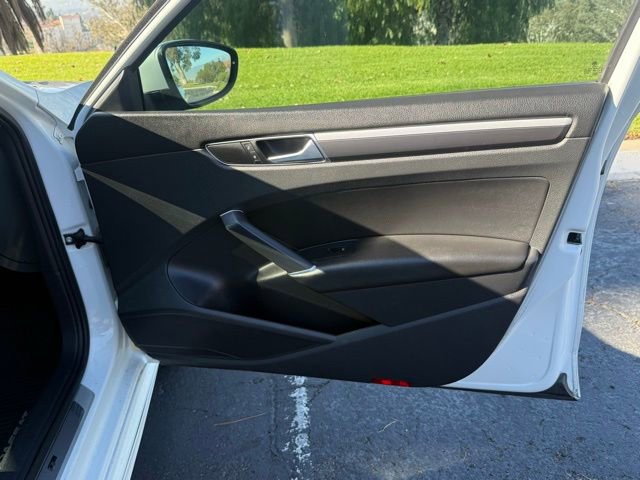 Used 2018 Volkswagen Passat 2.0T R-Line w/ R-Line Lighting Package image 9