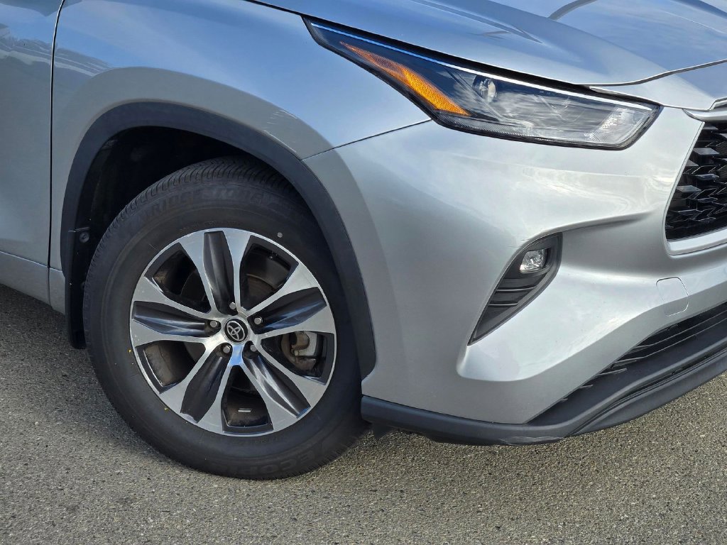 Used 2022 Toyota Highlander XLE AWD/4WD image 9